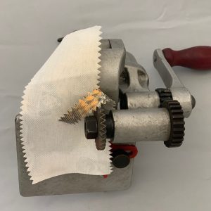 Machine à cranter manuelle